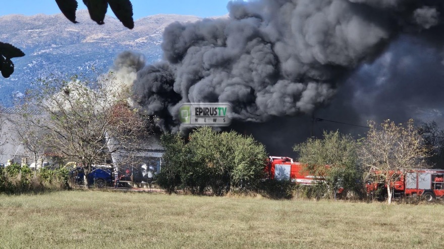 Φωτιά τώρα σε εργοστάσιο ανακύκλωσης οχημάτων στη Μπάφρα Ιωαννίνων, ένας τραυματίας, δείτε φωτογραφίες