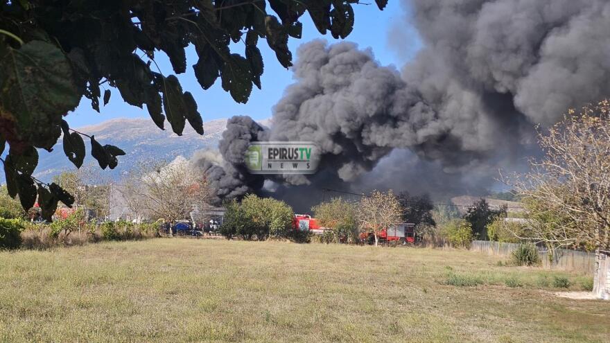 Φωτιά τώρα σε εργοστάσιο ανακύκλωσης οχημάτων στη Μπάφρα Ιωαννίνων, ένας τραυματίας, δείτε φωτογραφίες