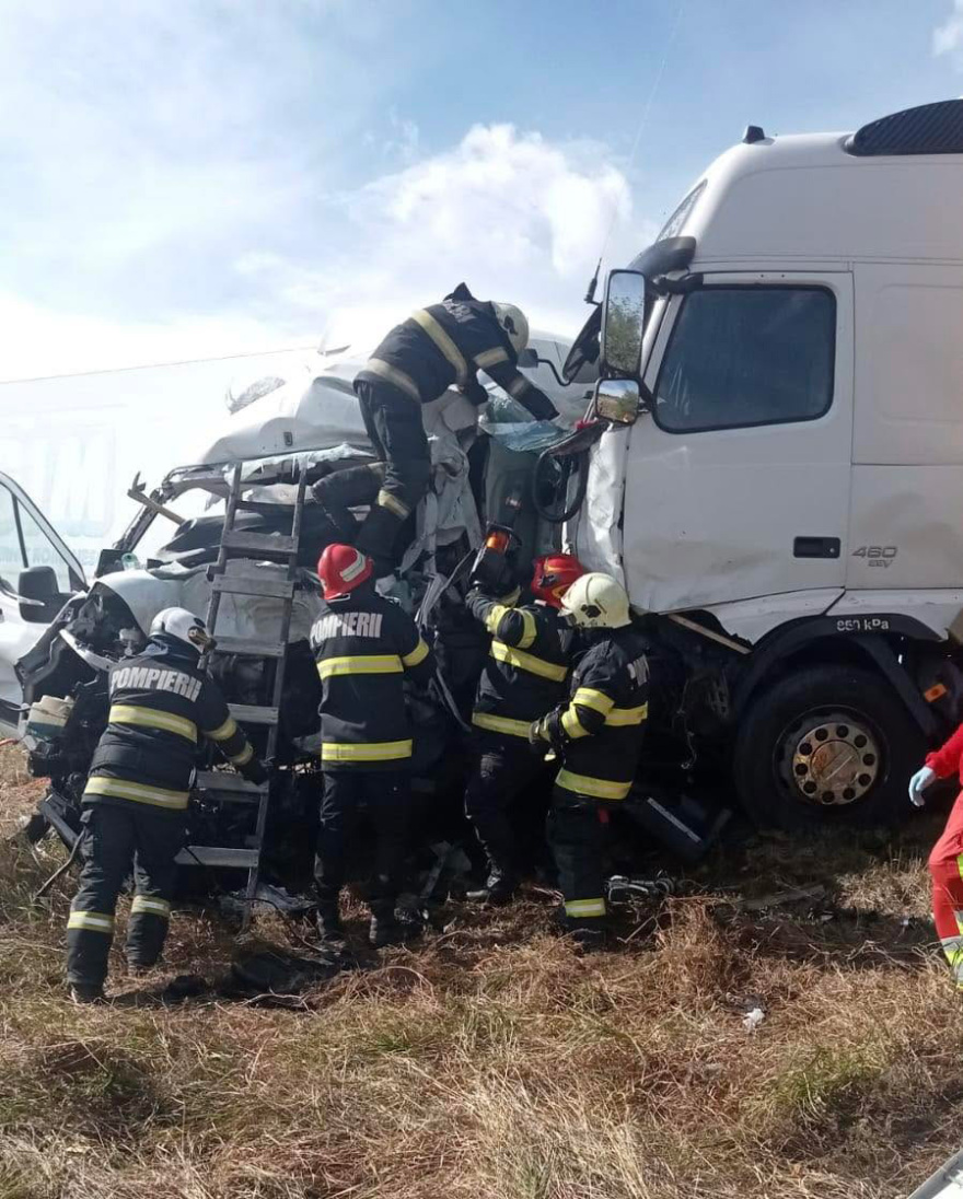 Φρικτό τροχαίο με δύο νεκρές Bρετανίδες στη Ρουμανία: Το όχημα τους συνεθλίβη από δύο φορτηγά, δείτε βίντεο
