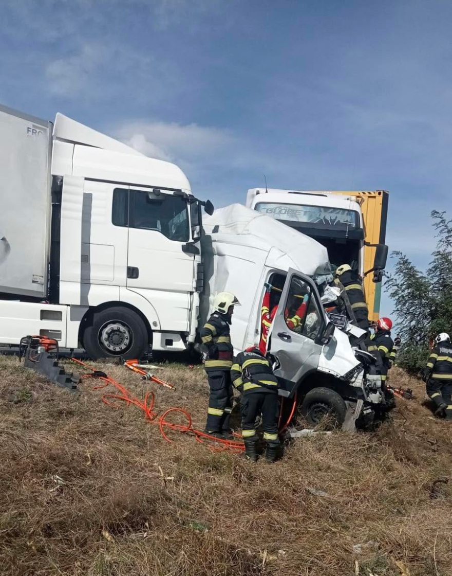 Φρικτό τροχαίο με δύο νεκρές Bρετανίδες στη Ρουμανία: Το όχημα τους συνεθλίβη από δύο φορτηγά, δείτε βίντεο
