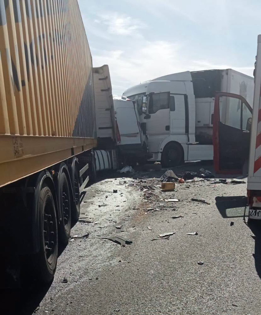 Φρικτό τροχαίο με δύο νεκρές Bρετανίδες στη Ρουμανία: Το όχημα τους συνεθλίβη από δύο φορτηγά, δείτε βίντεο
