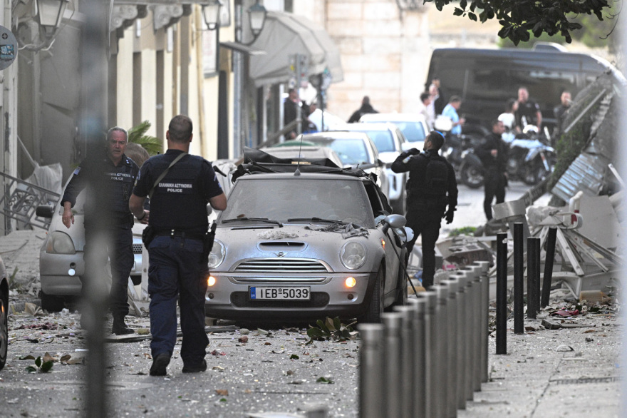Ισχυρή έκρηξη σε κτήριο στην Πλάκα, τραυματίστηκε περαστικός, απεγκλωβίστηκαν δύο γυναίκες