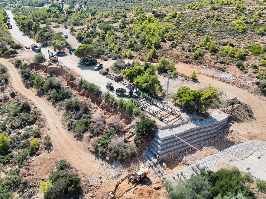 Καλλιτεχνούπολη: Ολοκληρώθηκε η τοποθέτηση της γέφυρας Bailey από τις Ενοπλες Δυνάμεις στο σημείο που είχε καταρρεύσει ο δρόμος