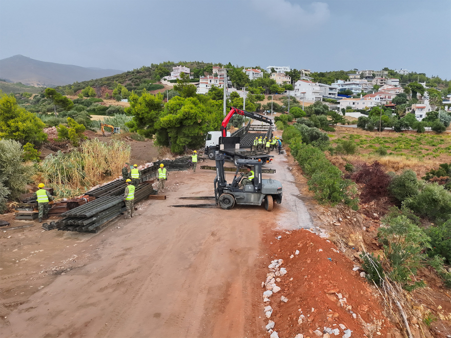Καλλιτεχνούπολη: Ολοκληρώθηκε η τοποθέτηση της γέφυρας Bailey από τις Ενοπλες Δυνάμεις στο σημείο που είχε καταρρεύσει ο δρόμος