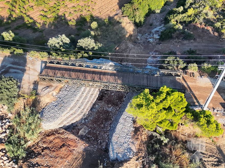 Καλλιτεχνούπολη: Ολοκληρώθηκε η τοποθέτηση της γέφυρας Bailey από τις Ενοπλες Δυνάμεις στο σημείο που είχε καταρρεύσει ο δρόμος