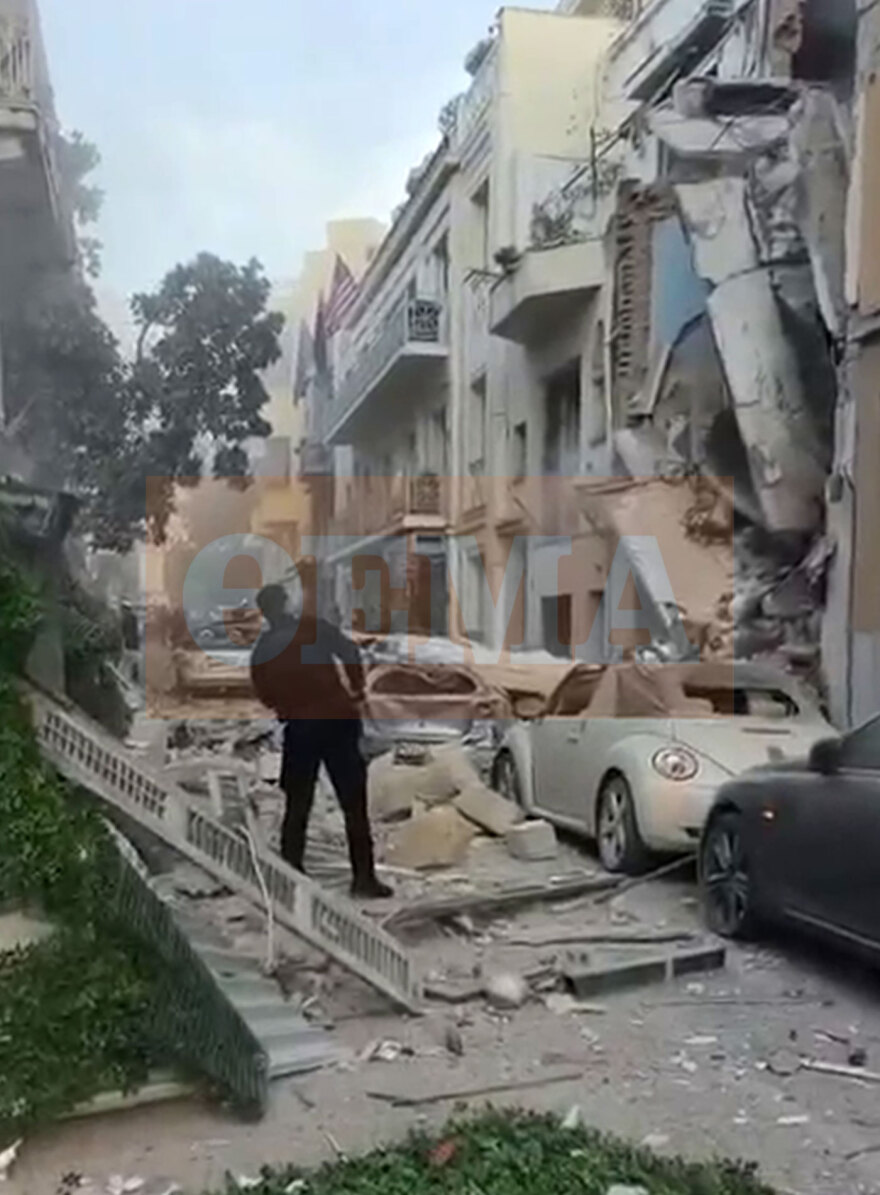 Ισχυρή έκρηξη σε κτήριο στην Πλάκα, τραυματίστηκε περαστικός, απεγκλωβίστηκαν δύο γυναίκες