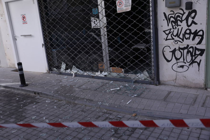 Εικόνες καταστροφής από το κτήριο που κατέρρευσε μετά την έκρηξη στην Πλάκα - Έσπασαν τζαμαρίες σε γειτονικά σπίτια, ζημιές και σε ΙΧ