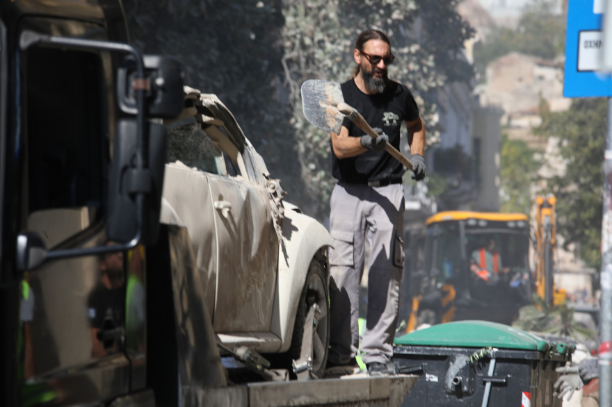 Εικόνες καταστροφής από το κτήριο που κατέρρευσε μετά την έκρηξη στην Πλάκα - Έσπασαν τζαμαρίες σε γειτονικά σπίτια, ζημιές και σε ΙΧ
