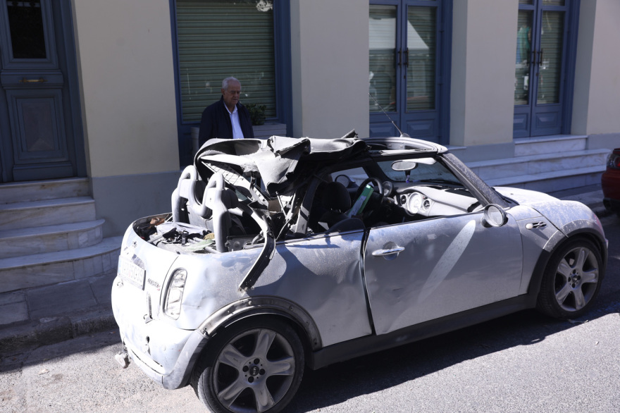Εικόνες καταστροφής από το κτήριο που κατέρρευσε μετά την έκρηξη στην Πλάκα - Έσπασαν τζαμαρίες σε γειτονικά σπίτια, ζημιές και σε ΙΧ