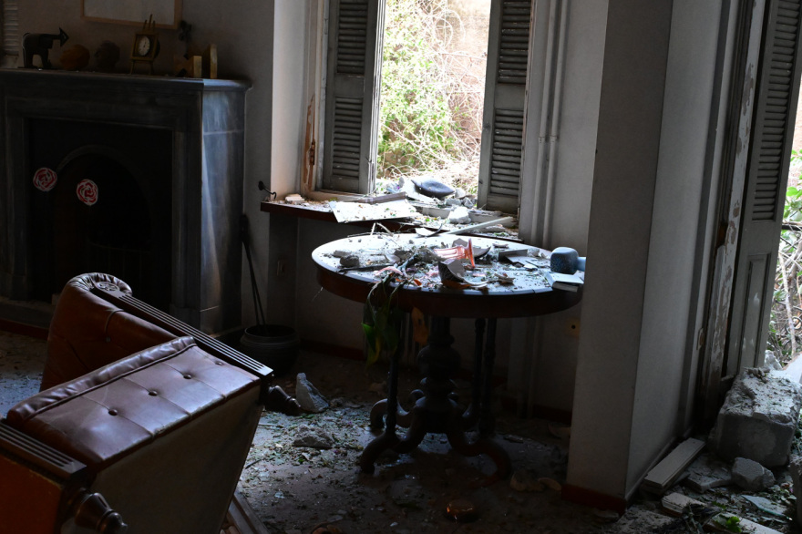 Εικόνες καταστροφής από το κτήριο που κατέρρευσε μετά την έκρηξη στην Πλάκα - Έσπασαν τζαμαρίες σε γειτονικά σπίτια, ζημιές και σε ΙΧ
