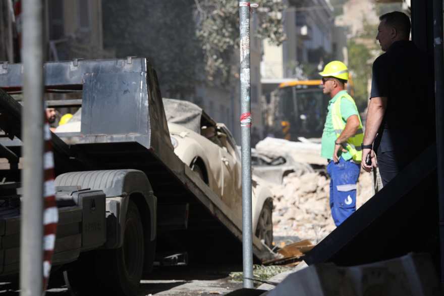 Εικόνες καταστροφής από το κτήριο που κατέρρευσε μετά την έκρηξη στην Πλάκα - Έσπασαν τζαμαρίες σε γειτονικά σπίτια, ζημιές και σε ΙΧ