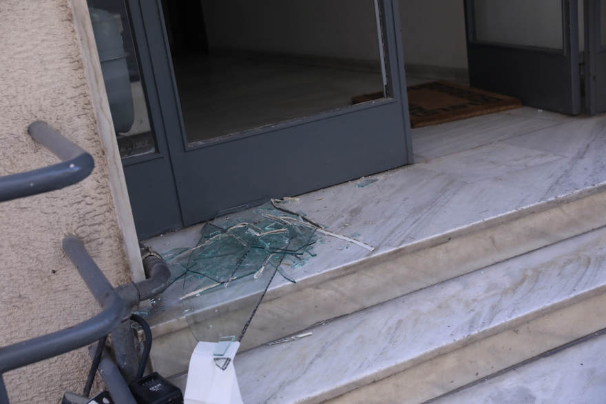 Εικόνες καταστροφής από το κτήριο που κατέρρευσε μετά την έκρηξη στην Πλάκα - Έσπασαν τζαμαρίες σε γειτονικά σπίτια, ζημιές και σε ΙΧ