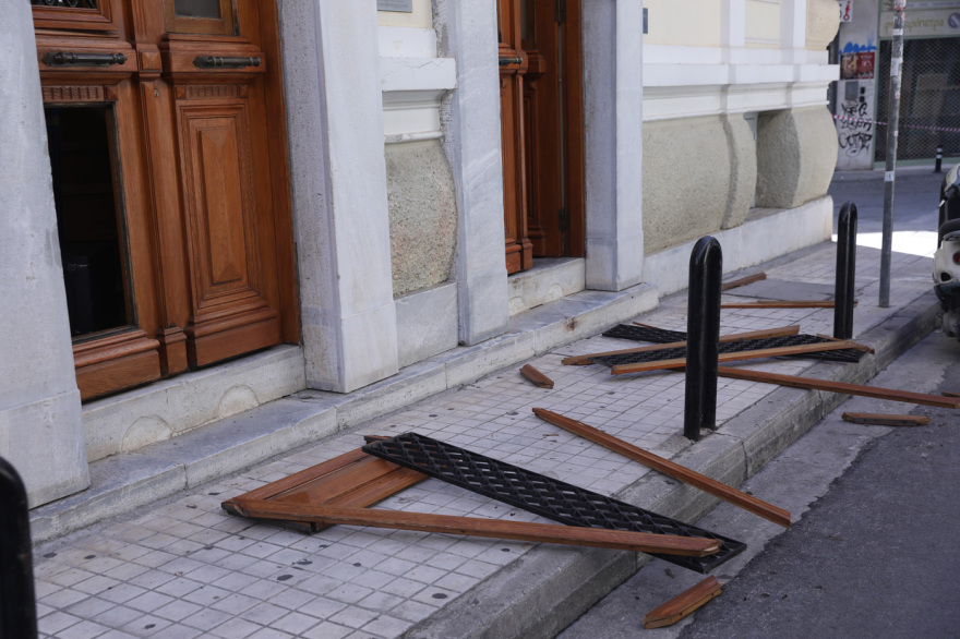 Εικόνες καταστροφής από το κτήριο που κατέρρευσε μετά την έκρηξη στην Πλάκα - Έσπασαν τζαμαρίες σε γειτονικά σπίτια, ζημιές και σε ΙΧ