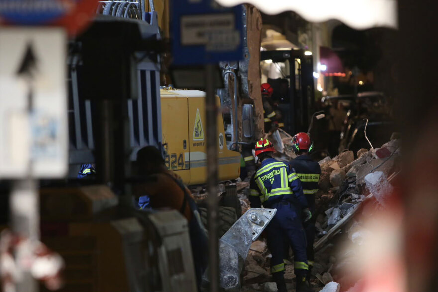 Έκρηξη στην Πλάκα: Ολονύχτια επιχείρηση εντοπισμού 4 Αμερικανών τουριστών και ζευγαριού ηλικιωμένων, βρέθηκαν δύο διαβατήρια με τα ονόματα Ian και Florida 