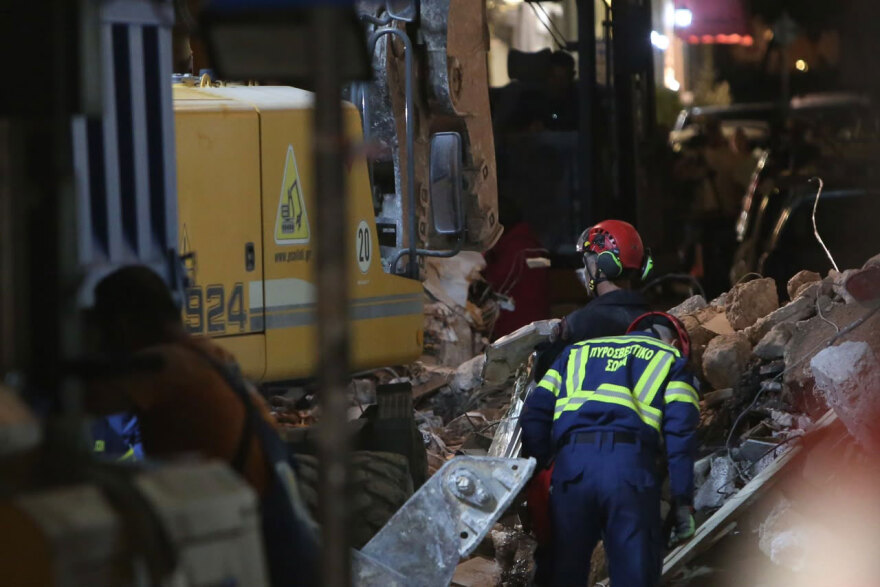 Έκρηξη στην Πλάκα: Ολονύχτια επιχείρηση εντοπισμού 4 Αμερικανών τουριστών και ζευγαριού ηλικιωμένων, βρέθηκαν δύο διαβατήρια με τα ονόματα Ian και Florida 