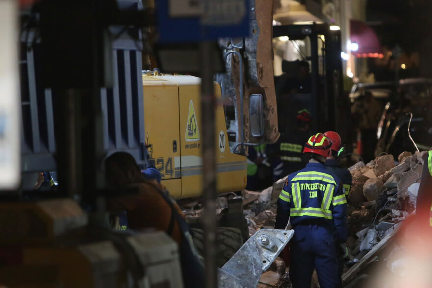 Έκρηξη στην Πλάκα: Ολονύχτια επιχείρηση εντοπισμού 4 Αμερικανών τουριστών και ζευγαριού ηλικιωμένων, βρέθηκαν δύο διαβατήρια με τα ονόματα Ian και Florida 