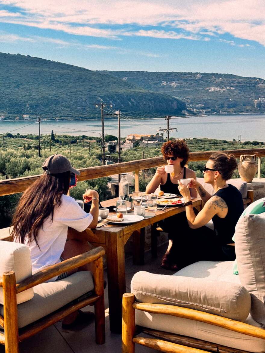 Βουτιές στη θάλασσα, καφέδες και πανσέληνος: Το άλμπουμ από το «Σεπτέμβριος εδώ» της Μαρίνας Σπανού, δείτε φωτογραφίες