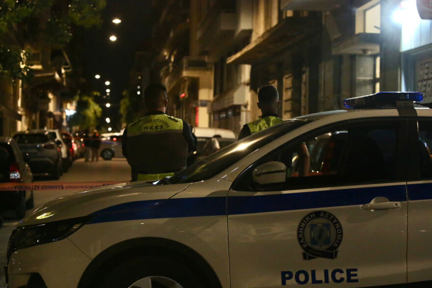 Συναγερμός στον Άγιο Παντελεήμονα: «Γάζωσαν» καφέ και τραυμάτισαν 10χρονο κορίτσι, δείτε βίντεο και φωτογραφίες