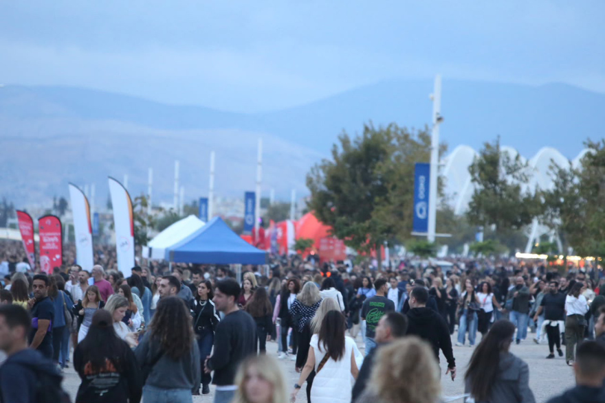 Άννα Βίσση: Γεμίζει το ΟΑΚΑ για τη συναυλία, δείτε βίντεο και φωτογραφίες