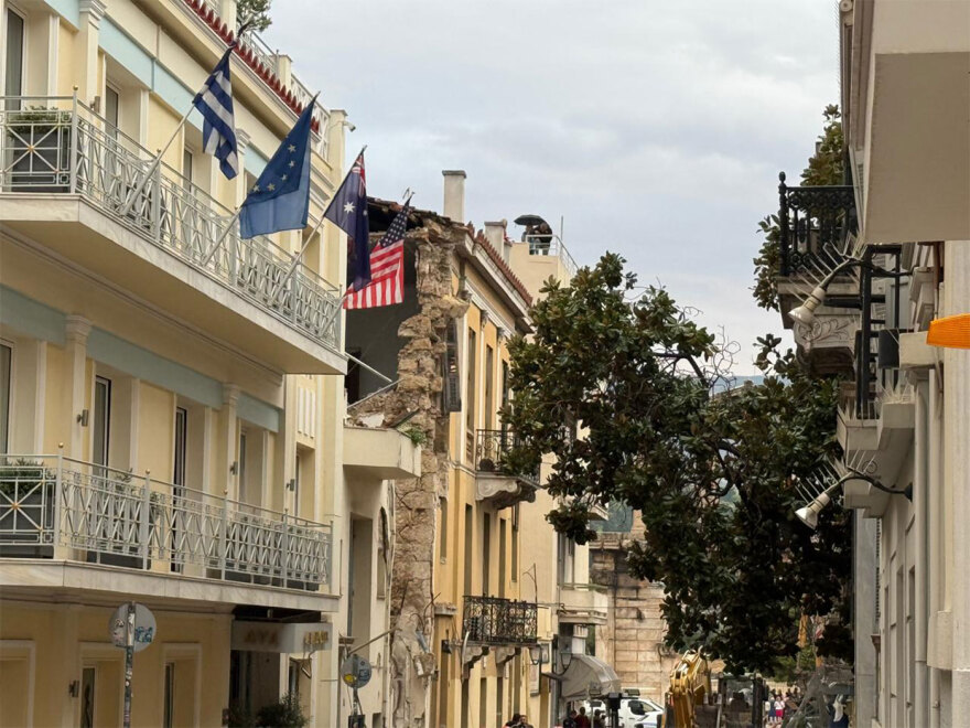 Έρευνες για τους 5 αγνοούμενους στην Πλάκα μετά την ανάσυρση μια νεκρής γυναίκας - Υπάρχει κίνδυνος και για τα διπλανά κτήρια