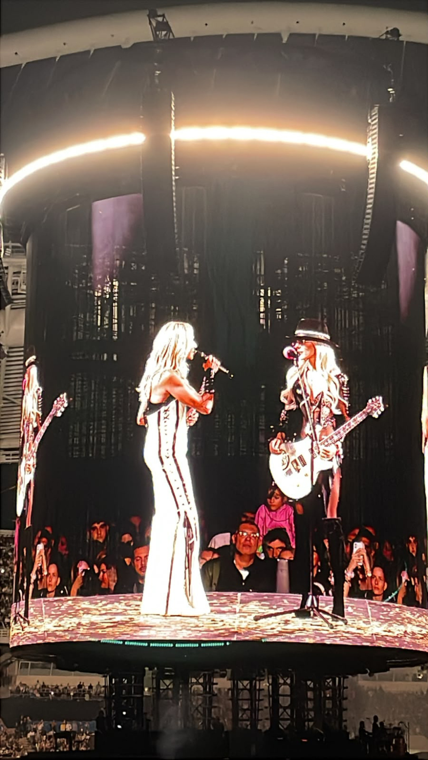 Ντουέτο επί σκηνής υπό τους ήχους των Led Zeppelin η Άννα Βίσση με την κιθαρίστρια Orianthi, δείτε βίντεο
