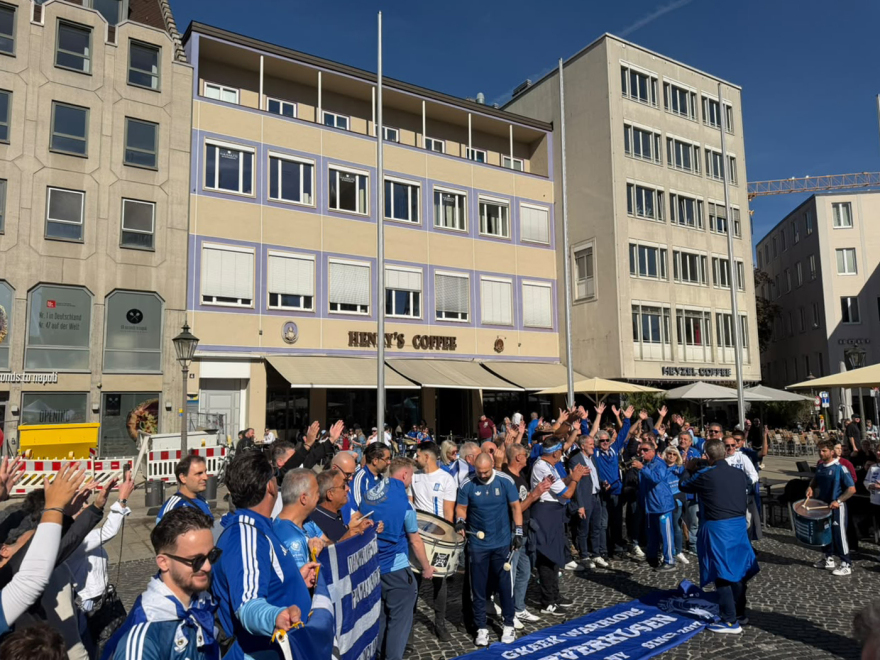 Οι Έλληνες φίλαθλοι έκαναν κατάληψη στην κεντρική πλατεία του Άουγκσμπουργκ, βίντεο και φωτογραφίες 