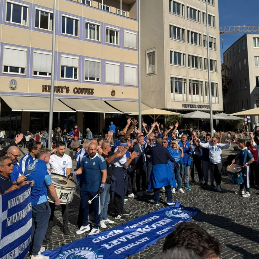 Οι Έλληνες φίλαθλοι έκαναν κατάληψη στην κεντρική πλατεία του Άουγκσμπουργκ, βίντεο και φωτογραφίες 