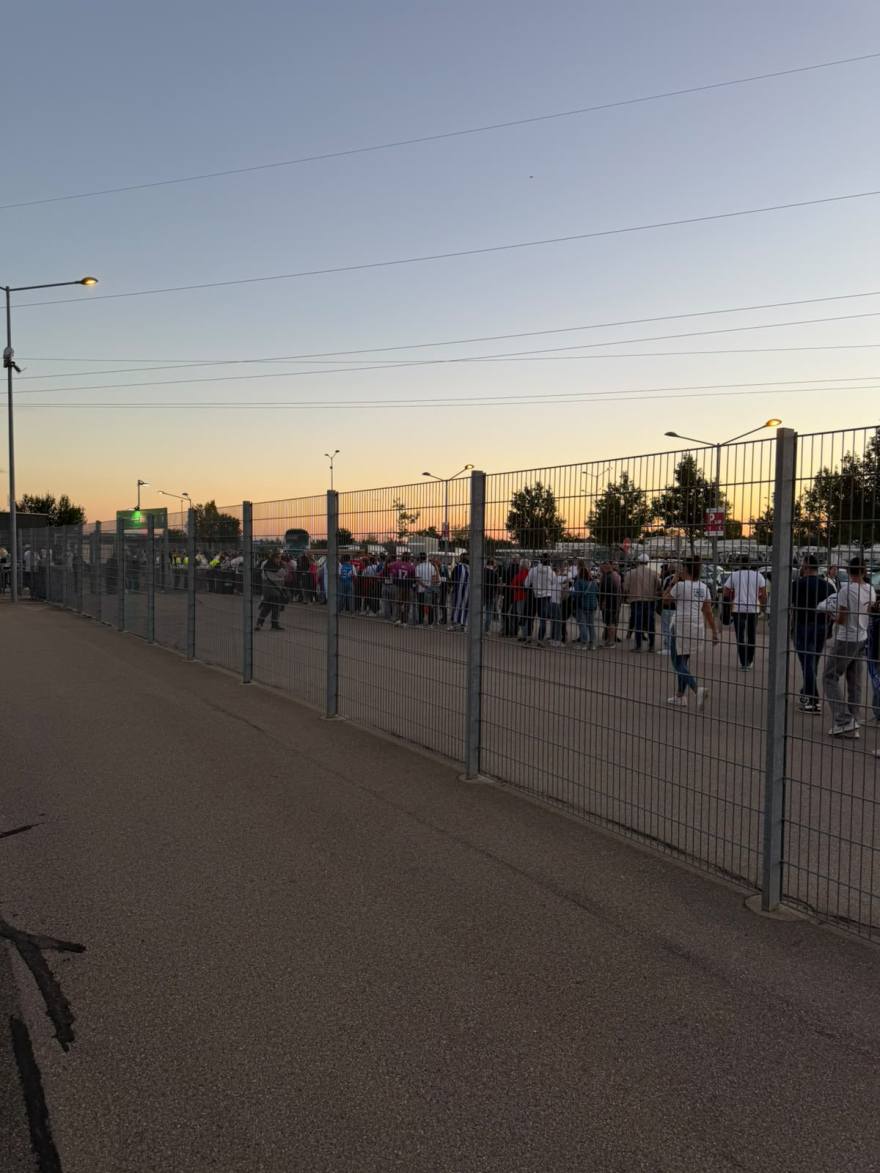 Έντονη παρουσία Ελλήνων στο ματς με τη Γερμανία, μεγάλες ουρές έξω από το γήπεδο, βίντεο