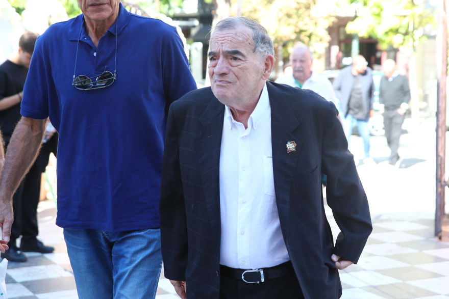 Συγγενείς, φίλοι και άνθρωποι του ελληνικού μπάσκετ είπαν το τελευταίο αντίο στον Σούλη Μαρκόπουλο: Συντετριμμένη η οικογένειά του 