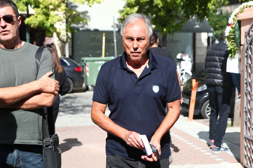 Συγγενείς, φίλοι και άνθρωποι του ελληνικού μπάσκετ είπαν το τελευταίο αντίο στον Σούλη Μαρκόπουλο: Συντετριμμένη η οικογένειά του 
