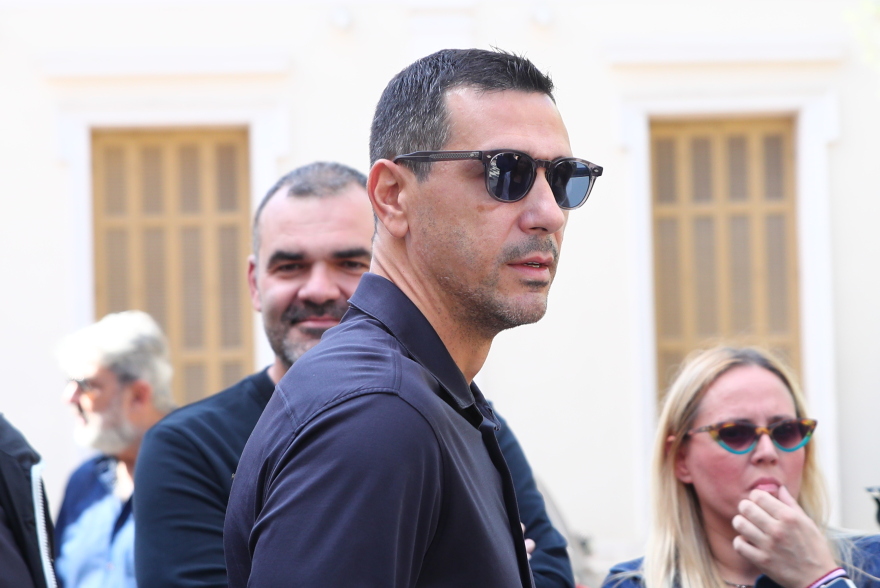 Συγγενείς, φίλοι και άνθρωποι του ελληνικού μπάσκετ είπαν το τελευταίο αντίο στον Σούλη Μαρκόπουλο: Συντετριμμένη η οικογένειά του 