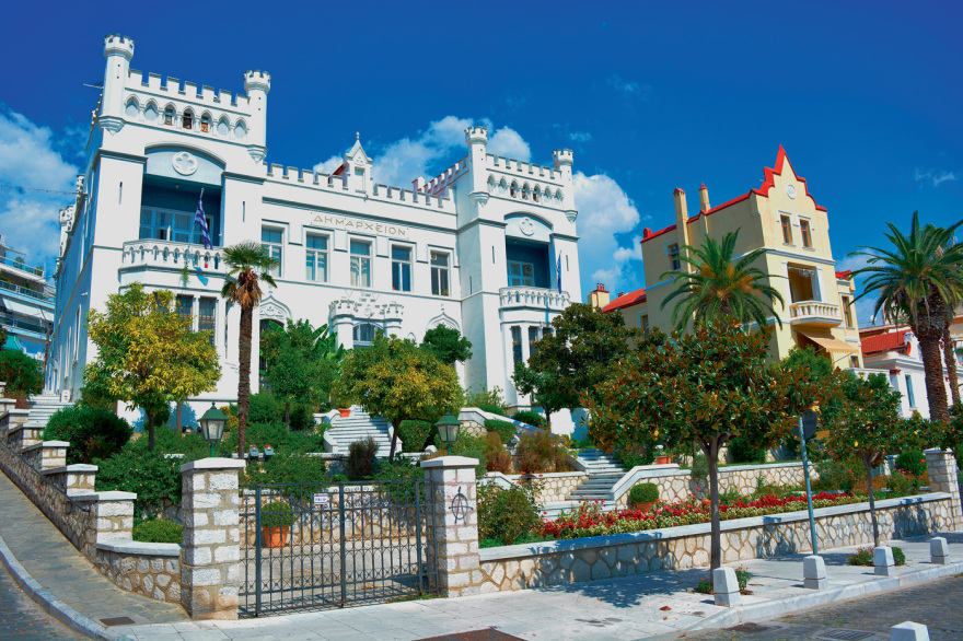 11 κτίρια-κοσμήματα της Ελλάδας που άντεξαν αιώνες: Τα δημαρχεία του Τσίλλερ, του Μουσολίνι και του Βιβάλντι