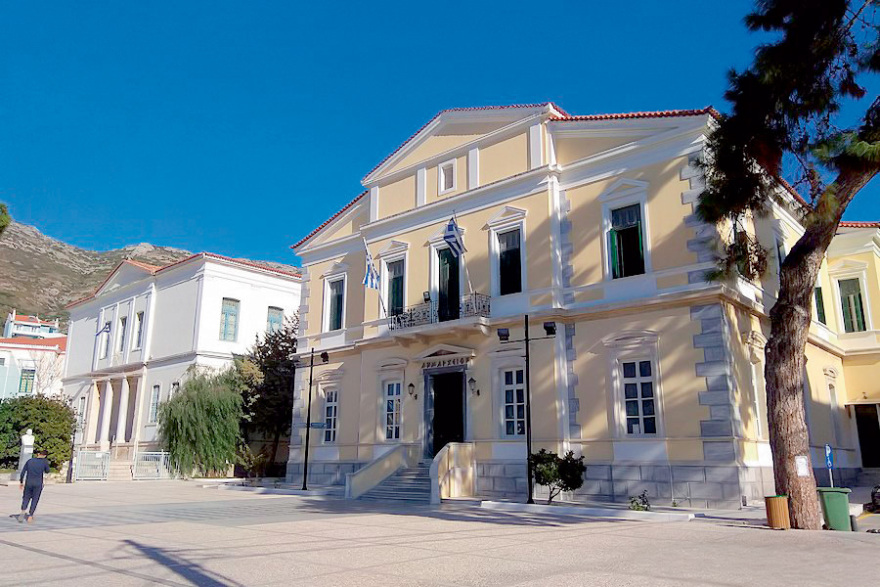 11 κτίρια-κοσμήματα της Ελλάδας που άντεξαν αιώνες: Τα δημαρχεία του Τσίλλερ, του Μουσολίνι και του Βιβάλντι
