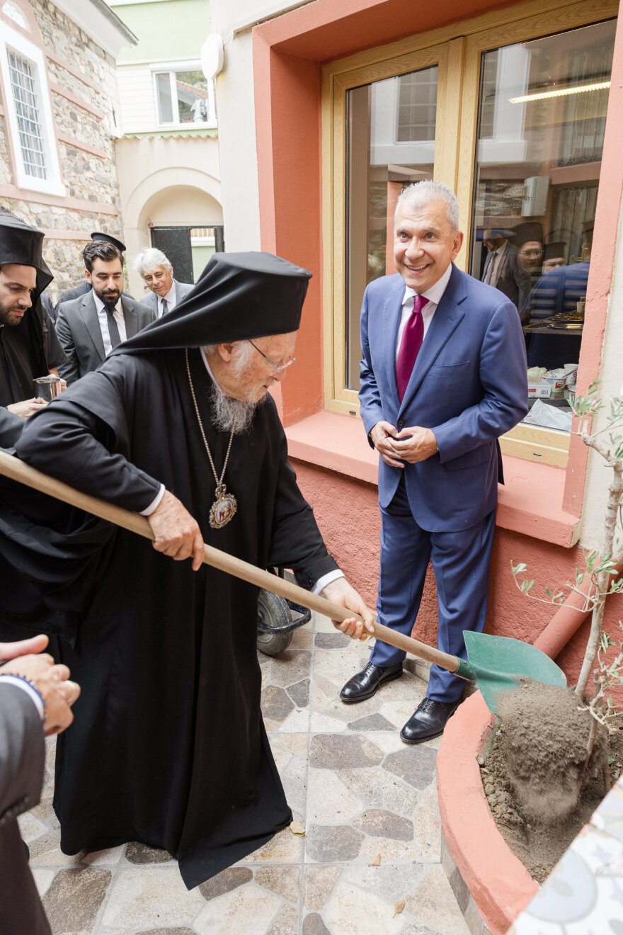 Θυρανοίξια από τον Οικουμενικό Πατριάρχη στον ανακαινισμένο Άγιο Χαράλαμπο του Βεβεκίου στην Κωνσταντινούπολη