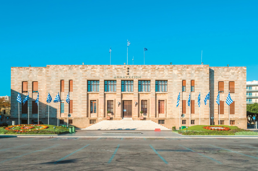 11 κτίρια-κοσμήματα της Ελλάδας που άντεξαν αιώνες: Τα δημαρχεία του Τσίλλερ, του Μουσολίνι και του Βιβάλντι