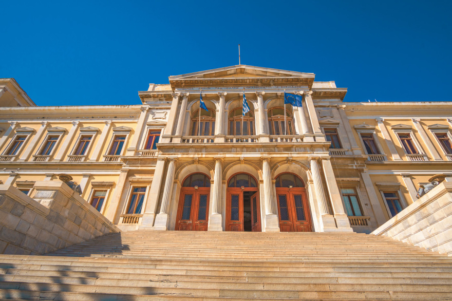 11 κτίρια-κοσμήματα της Ελλάδας που άντεξαν αιώνες: Τα δημαρχεία του Τσίλλερ, του Μουσολίνι και του Βιβάλντι
