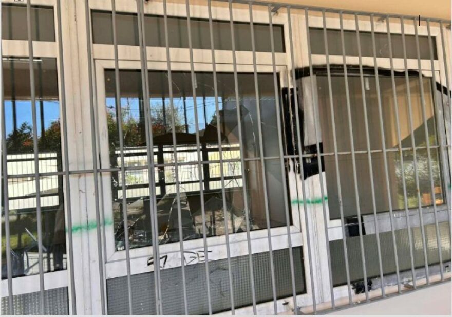 Βανδάλισαν σχολείο στην Καλαμάτα λίγο μετά την ανακαίνισή του, μήνυση από τον Δήμο