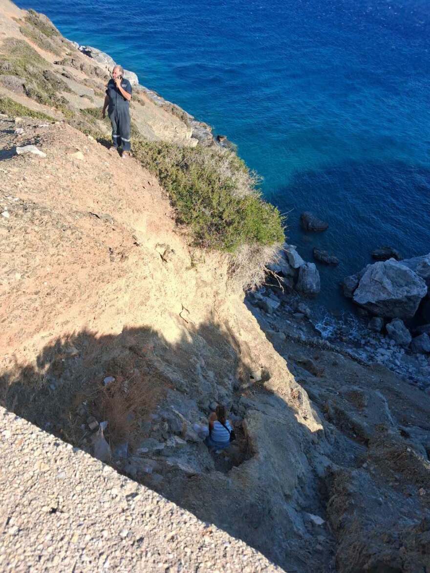 Αμοργός: Γαλλίδα κατέβηκε σε γκρεμό για να πιάσει το σακάκι της και εγκλωβίστηκε