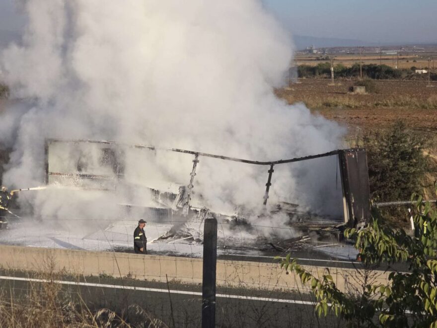 Φωτιά σε ρυμουλκούμενο φορτηγού στην Εγνατία Οδό, δείτε βίντεο
