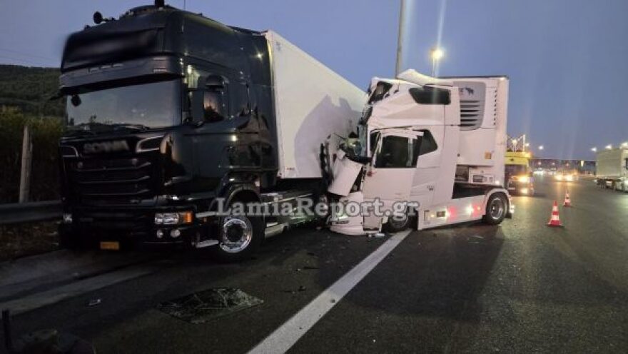 Φθιώτιδα: Φορτηγό έπεσε πάνω σε νταλίκα που ήταν παρκαρισμένη μετά τα διόδια