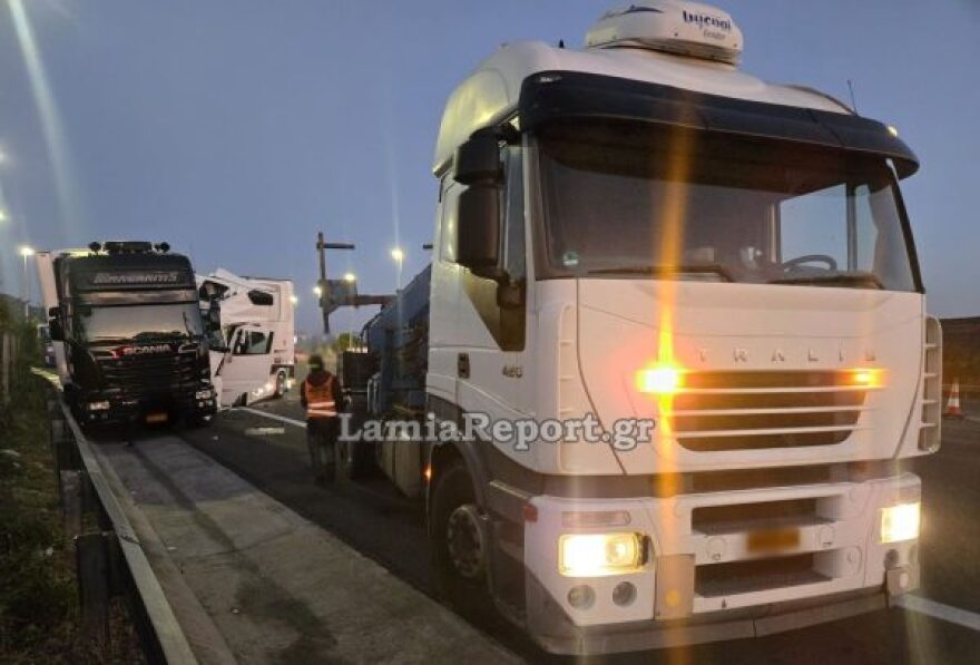 Φθιώτιδα: Φορτηγό έπεσε πάνω σε νταλίκα που ήταν παρκαρισμένη μετά τα διόδια