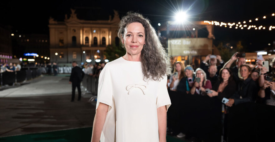 Το νέο look της Ολίβια Κόλμαν: Εμφανίστηκε με μακριά και γκρίζα  μαλλιά μετά από σχεδόν μία δεκαετία
