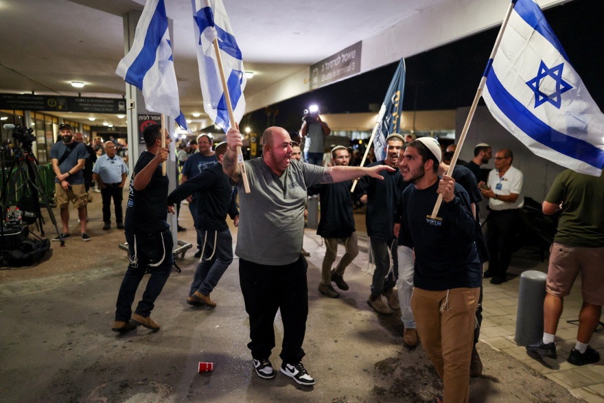 &Pi;ώ&sigmaf; &sigma;&tau;&alpha;&mu;&alpha;&tau;ή&sigma;&alpha;&mu;&epsilon; &tau;&omicron;&nu; &pi;&iota;&lambda;ό&tau;&omicron; &kappa;&alpha;&iota; &sigma;ώ&sigma;&alpha;&mu;&epsilon; &tau;&omicron; &alpha;&epsilon;&rho;&omicron;&sigma;&kappa;ά&phi;&omicron;&sigmaf;: &Omicron;&iota; &sigma;&upsilon;&gamma;&kappa;&lambda;&omicron;&nu;&iota;&sigma;&tau;&iota;&kappa;έ&sigmaf; &mu;&alpha;&rho;&tau;&upsilon;&rho;ί&epsilon;&sigmaf; &tau;&omega;&nu; &epsilon;&pi;&iota;&beta;&alpha;&tau;ώ&nu; &tau;&eta;&sigmaf; Flydubai &kappa;&alpha;&iota; &eta; &epsilon;&mu;&pi;&epsilon;&iota;&rho;ί&alpha;... &chi;ά&rho;&eta; &sigma;&tau;&eta; &sigma;&epsilon;&iota;&rho;ά &laquo;Mayday&raquo;