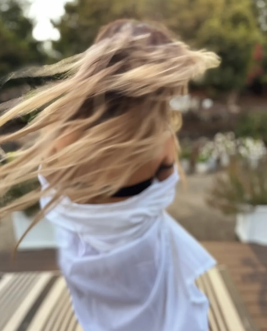 Η Τάιρα Μπανκς πόζαρε με εσώρουχα και λευκό πουκάμισο: «Η μαμά μου έβγαλε τις φωτογραφίες»