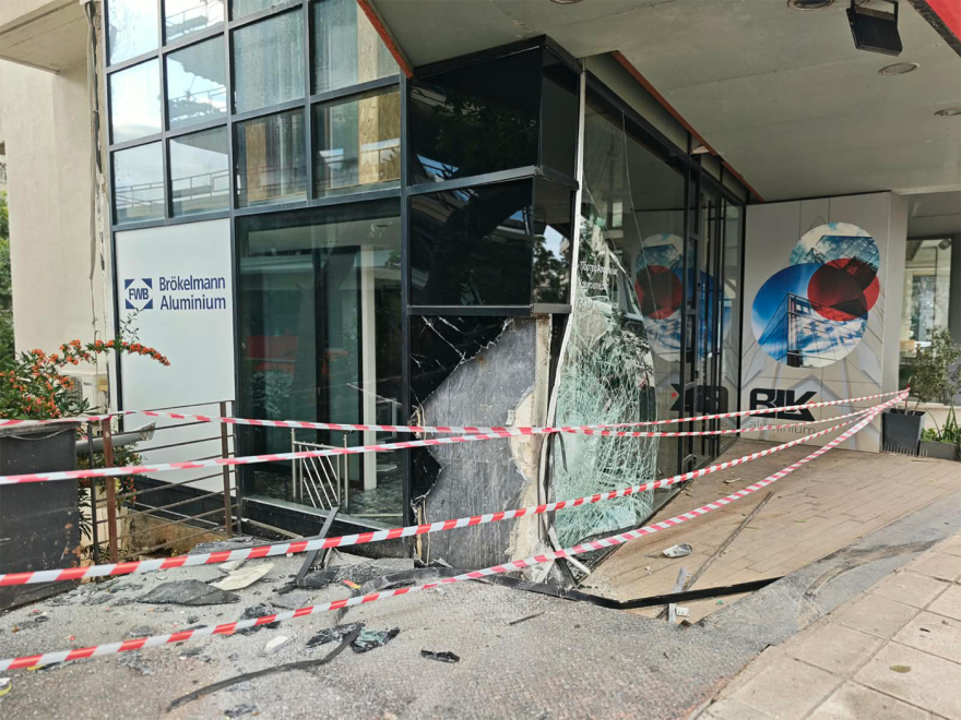 Αυτοκίνητο καρφώθηκε σε τζαμαρία καταστήματος στη λεωφόρο Κηφισίας, ελαφρά τραυματίας ο οδηγός, δείτε εικόνες