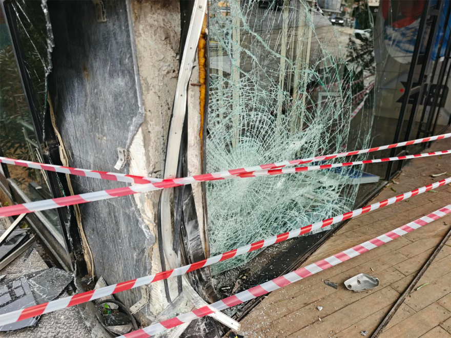 Αυτοκίνητο καρφώθηκε σε τζαμαρία καταστήματος στη λεωφόρο Κηφισίας, ελαφρά τραυματίας ο οδηγός, δείτε εικόνες