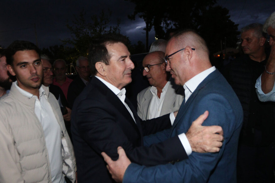 «Ο Τσίπρας, αδιόρθωτος, συνεχίζει τα ψέματα»: Μεγάλη προσέλευση στην πολιτική συγκέντρωση Χρυσοχοΐδη στο Περιστέρι, βίντεο και φωτογραφίες