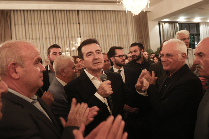 «Ο Τσίπρας, αδιόρθωτος, συνεχίζει τα ψέματα»: Μεγάλη προσέλευση στην πολιτική συγκέντρωση Χρυσοχοΐδη στο Περιστέρι, βίντεο και φωτογραφίες
