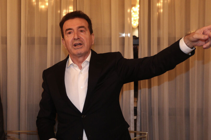 «Ο Τσίπρας, αδιόρθωτος, συνεχίζει τα ψέματα»: Μεγάλη προσέλευση στην πολιτική συγκέντρωση Χρυσοχοΐδη στο Περιστέρι, βίντεο και φωτογραφίες