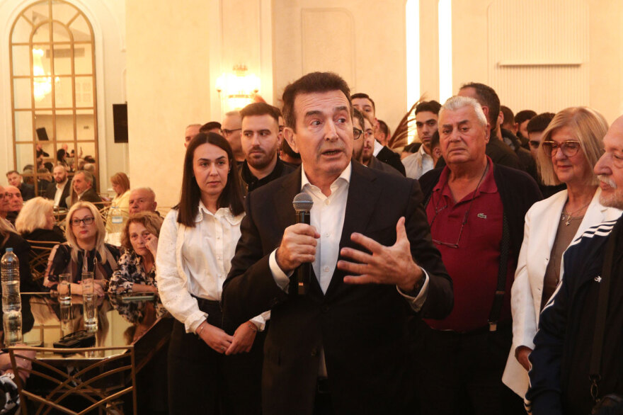 «Ο Τσίπρας, αδιόρθωτος, συνεχίζει τα ψέματα»: Μεγάλη προσέλευση στην πολιτική συγκέντρωση Χρυσοχοΐδη στο Περιστέρι, βίντεο και φωτογραφίες
